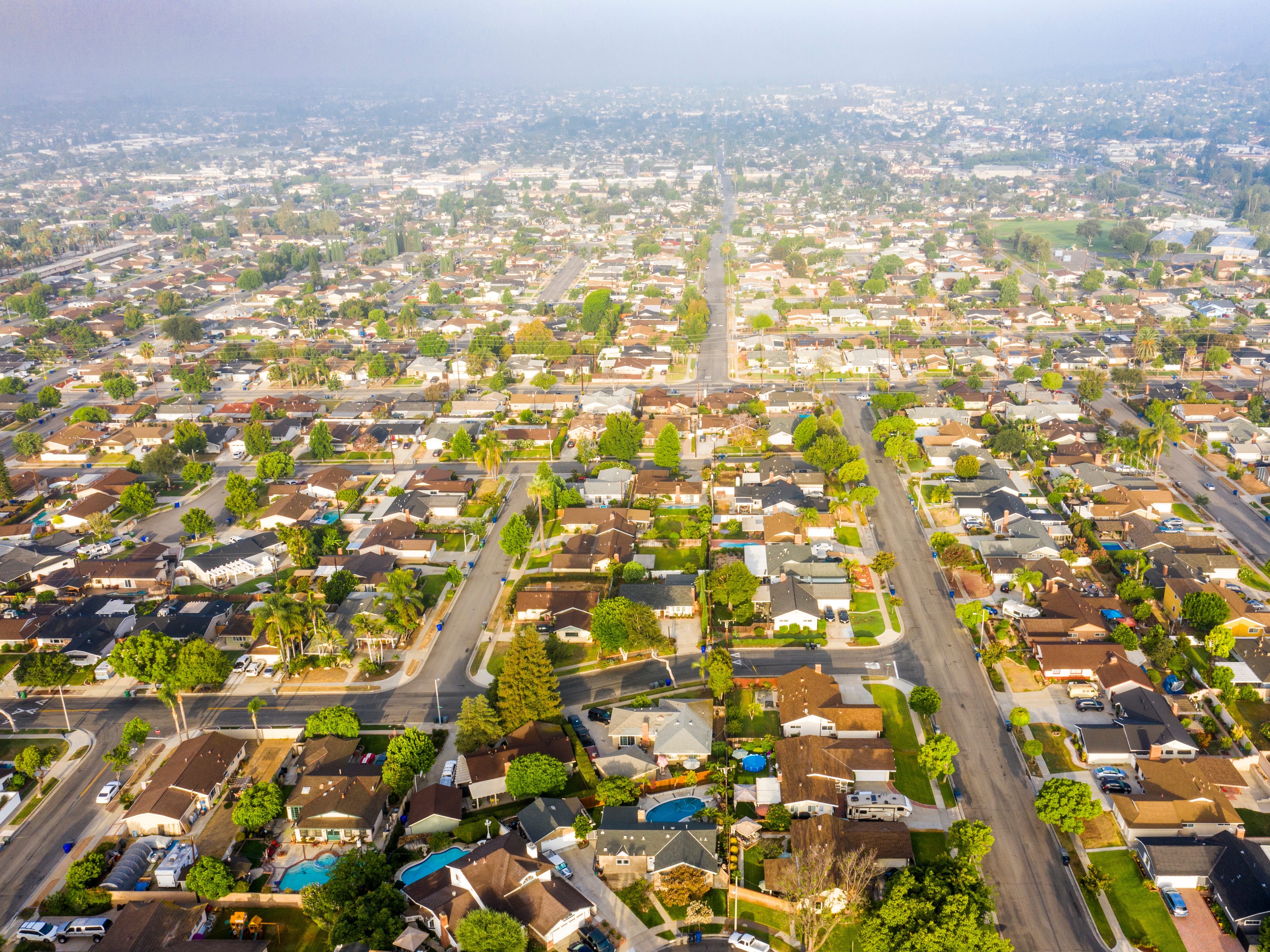 Pinggiran kota California dari sudut pandang drone.