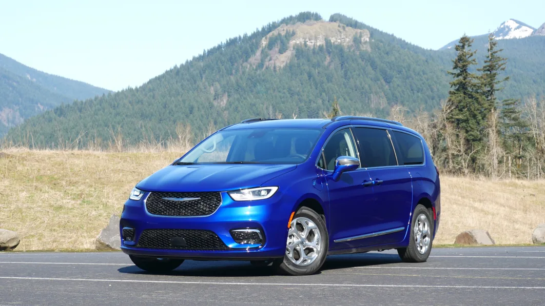 Bagian depan Chrysler Pacifica Hybrid 2021