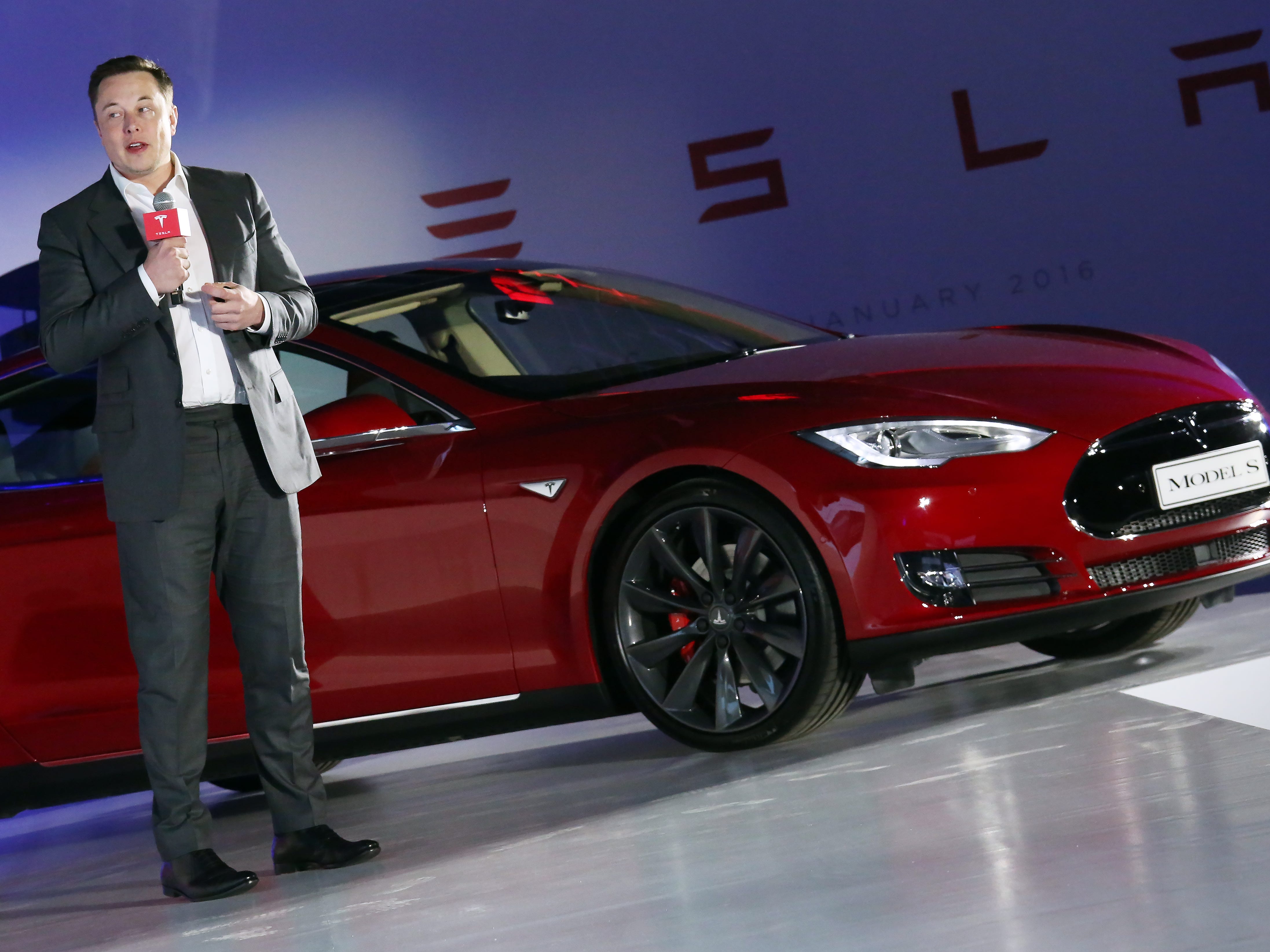 CEO Tesla Motors Elon Musk berbicara kepada media di samping Model S-nya di Hong Kong pada 25 Januari 2016.