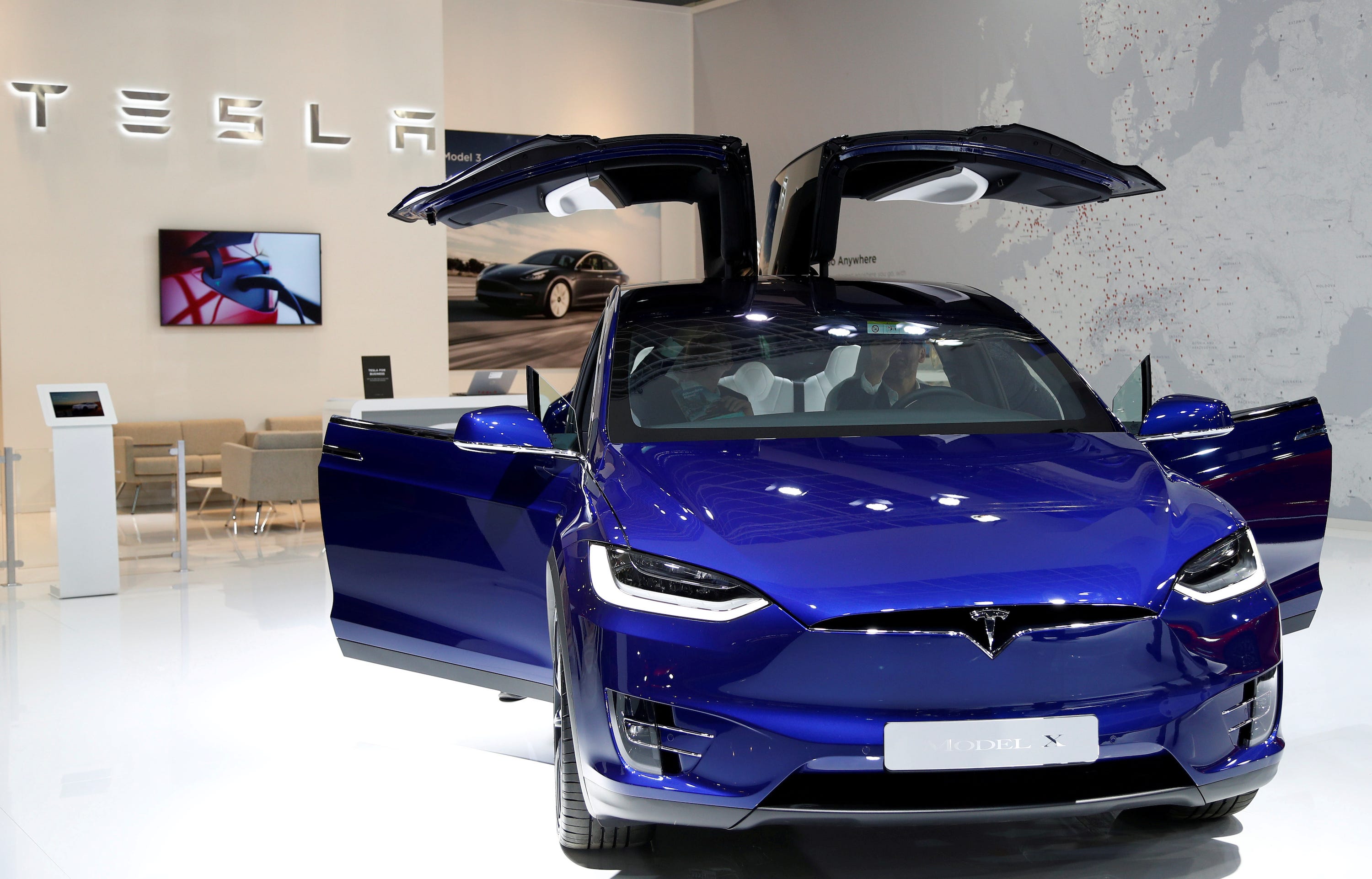 Tesla Model X dengan pintu terbuka.