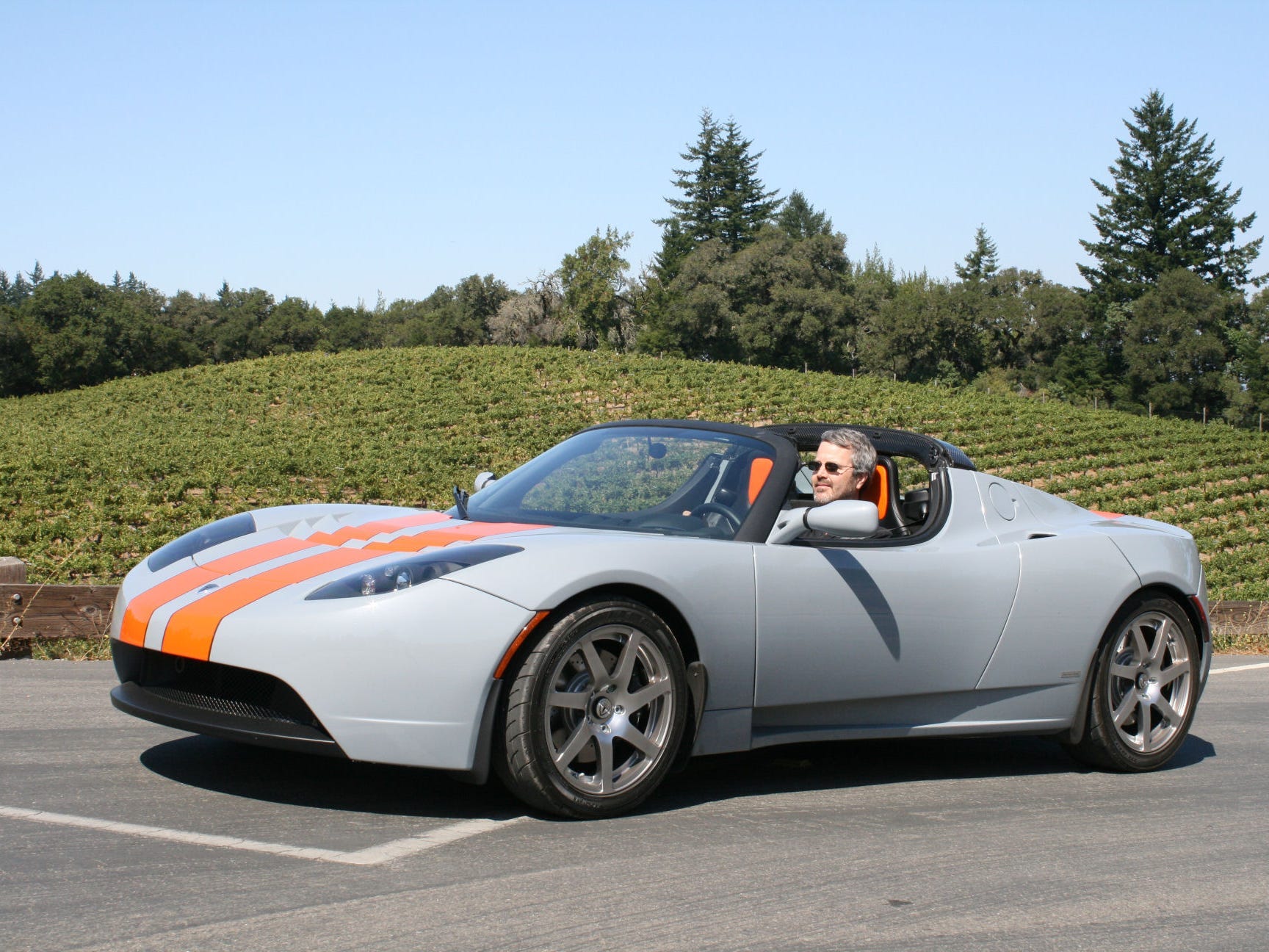 Martin Eberhard mengendarai Tesla Roadster miliknya.