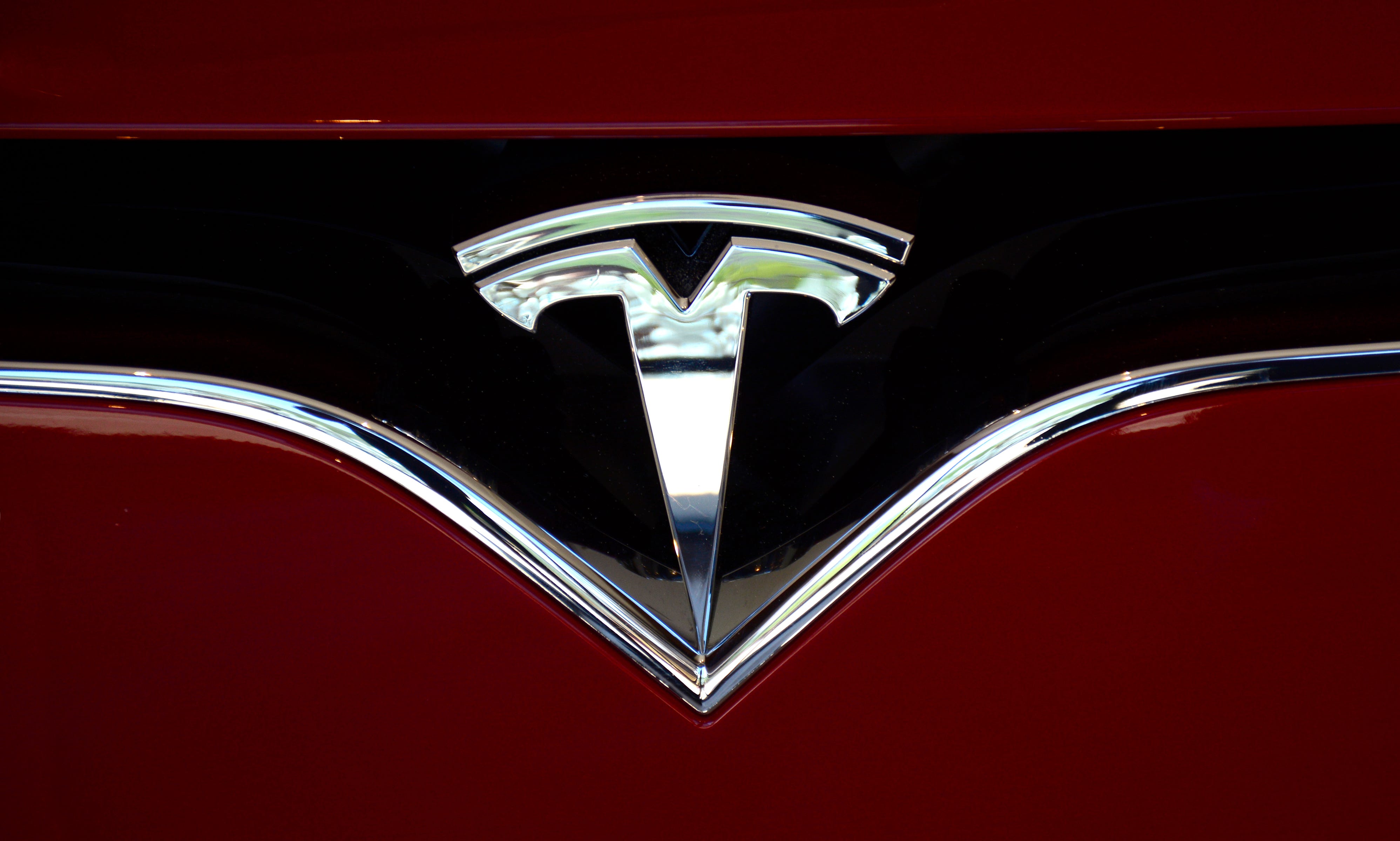 Logo Tesla di hidung kendaraan