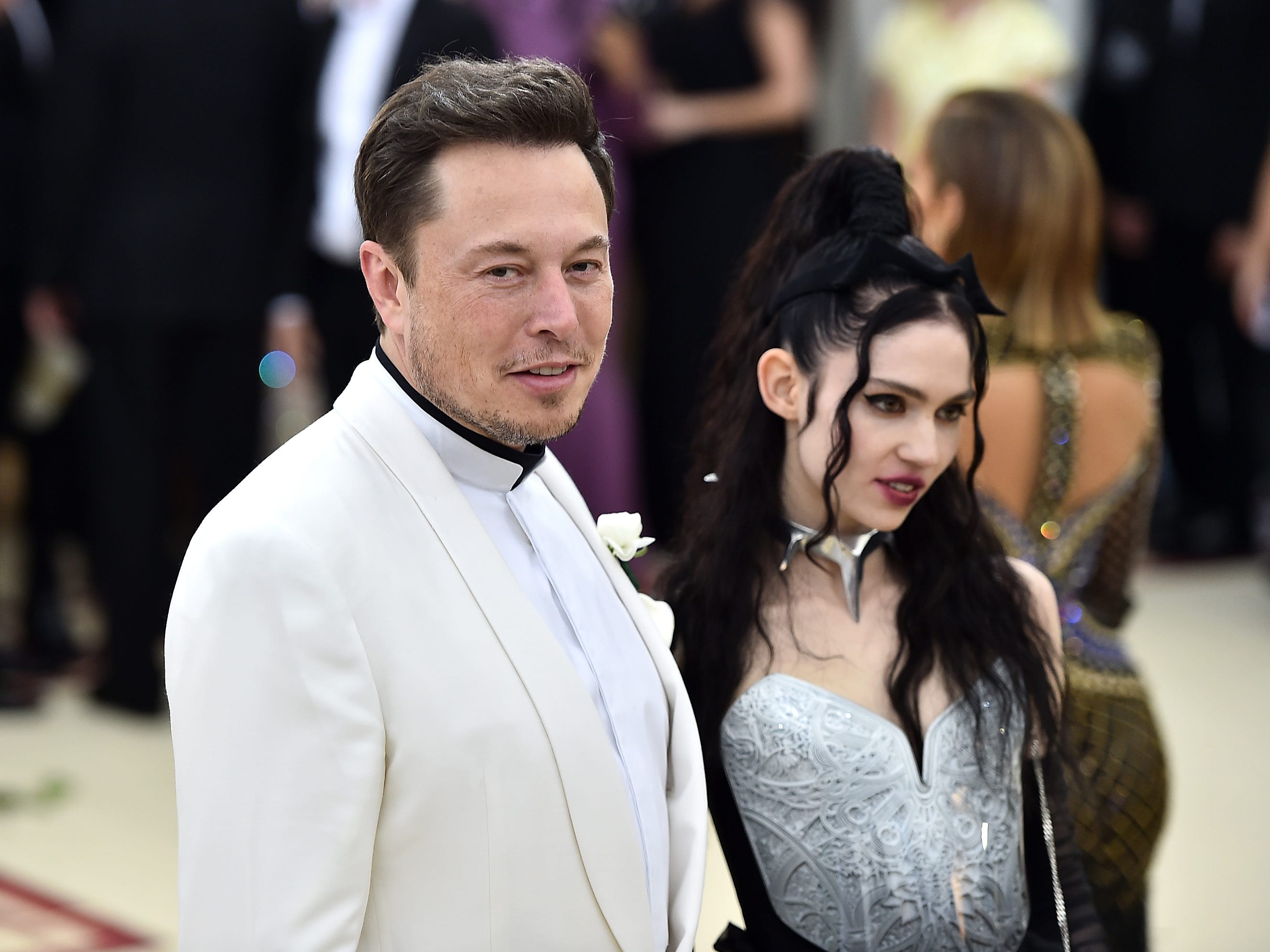 Elon Musk menghadiri Met Gala bersama mantan rekannya Grimes.